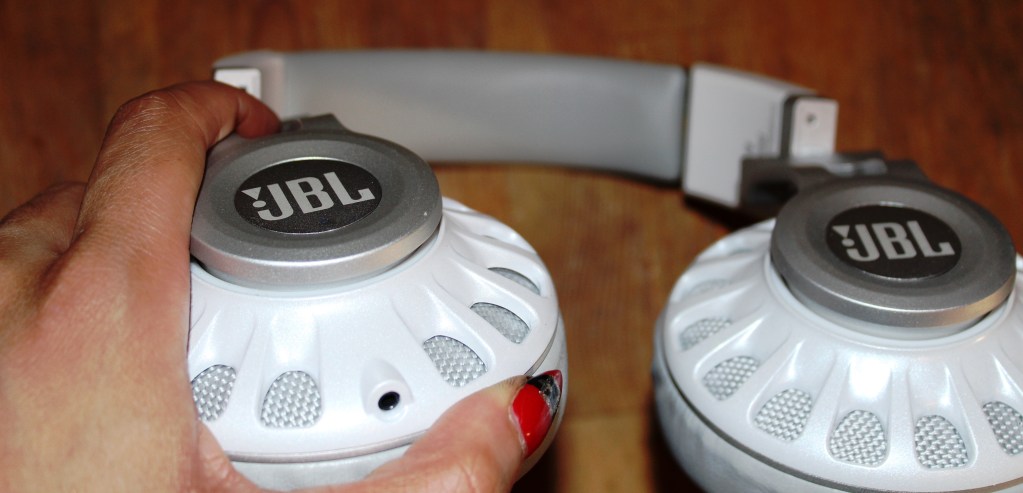JBL Synchros S700  Headphones  Review -JBL-Synchros-S700-Analie-Cruz (10)