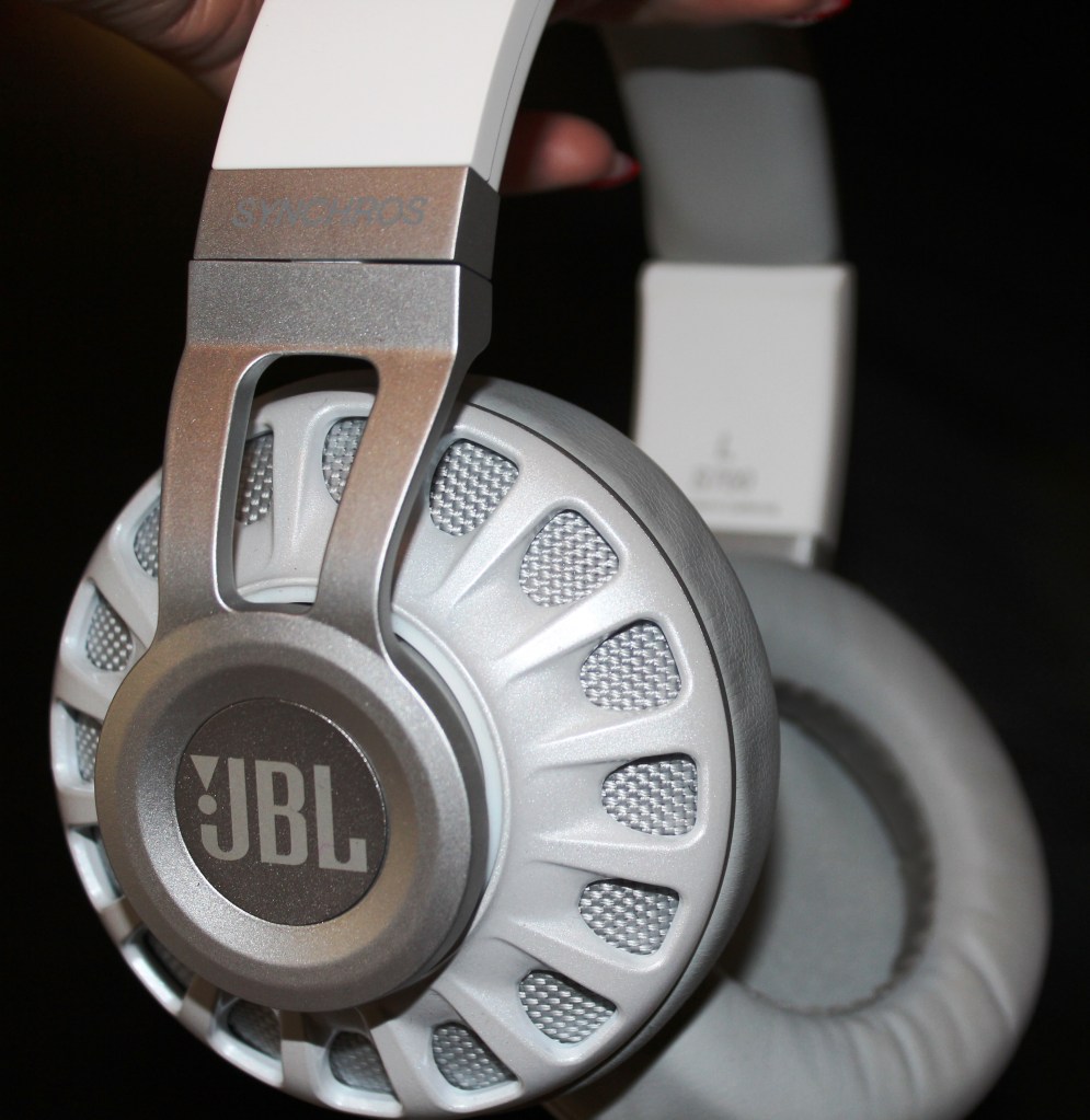 JBL Synchros S700  Headphones  Review -JBL-Synchros-S700-Analie-Cruz (16)